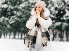  Woman outside in winter weather. 